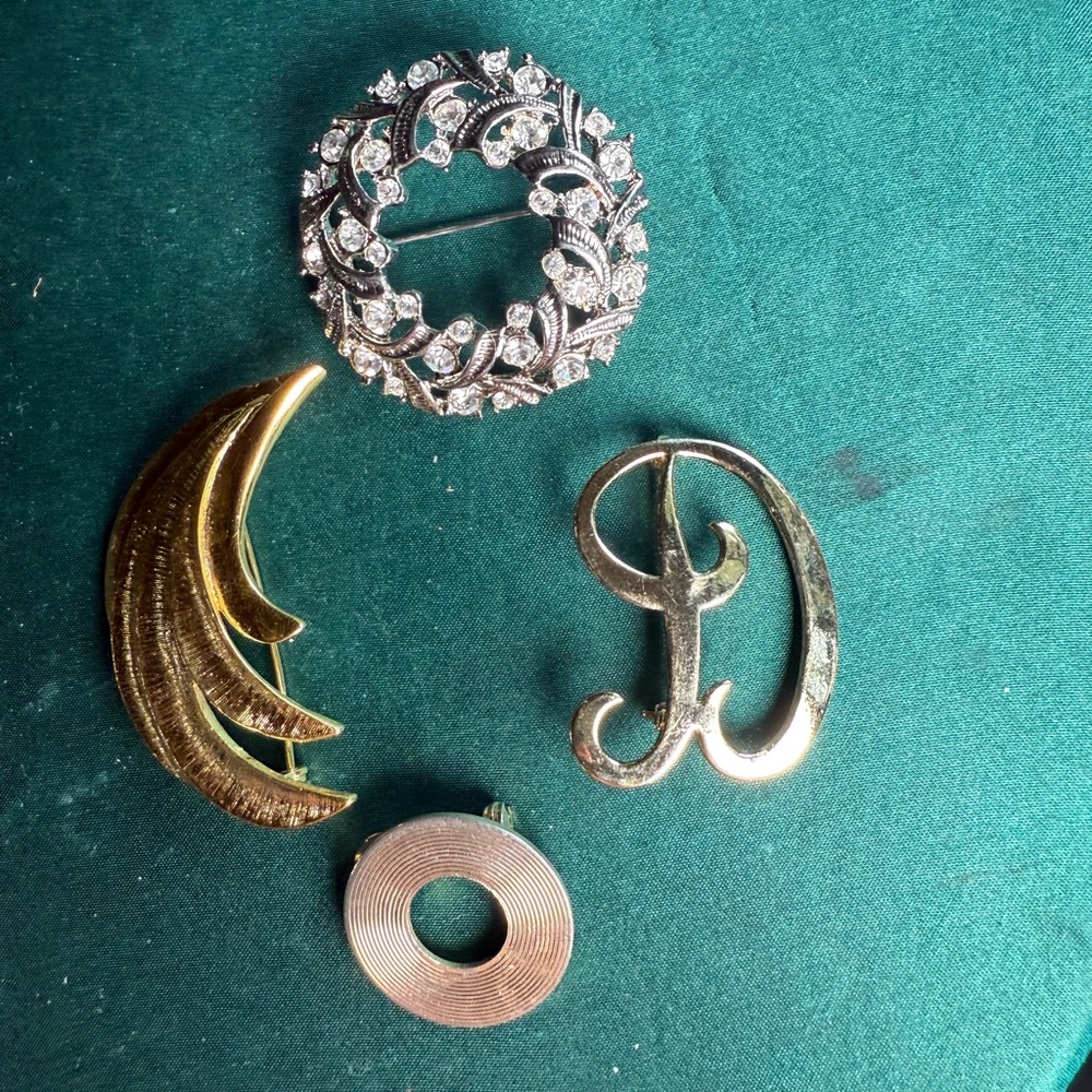 Source Unknown Gold and Silver Brooch‎ Collection